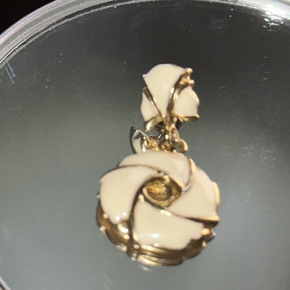 Vintage 80s gold tone & cream enamel painted dangle/drop post earrings - Picture 2 of 4